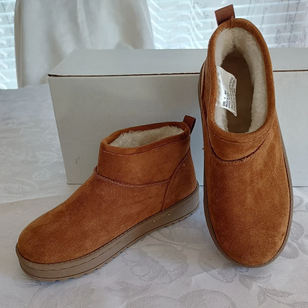 NWT Girl's size 1 Faux Suede Fur Lined Ankle Boots